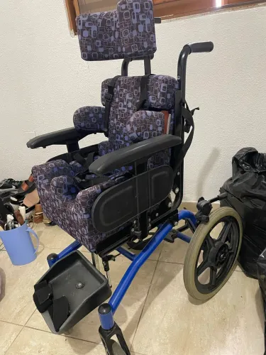 Cadeira de rodas infantil 