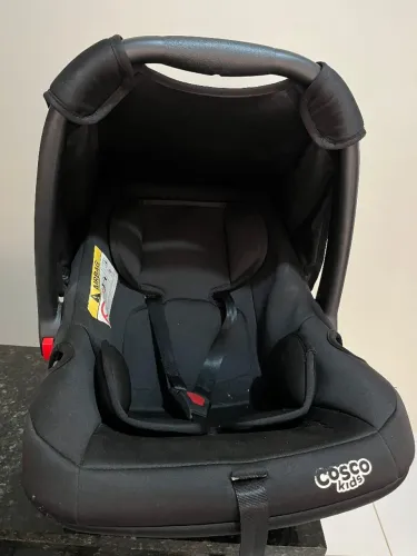 Vende-se kit carrinho + bebê conforto da cosco 