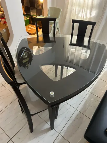 Mesa de jantar de vidro e mdf em triângulo 