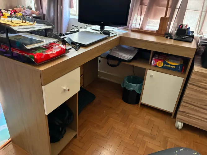 Mesa de escritório em L