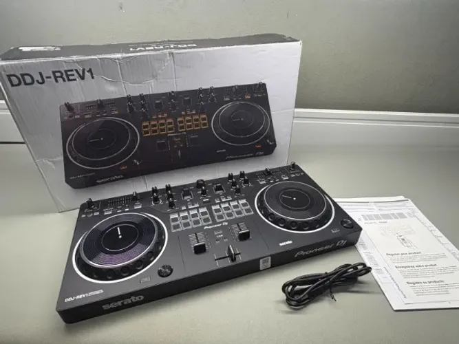 MESA DE DJ CONTROLADORA PIONEER DJ DDJ-REV1 PRETO