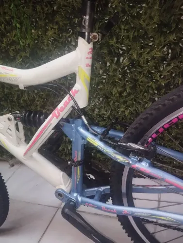 Bicicleta aro 26 linda com amortecedor 