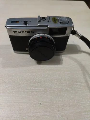 Máquina fotográfica Olympus trip 35