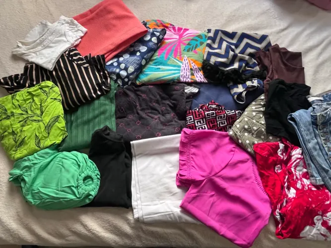 Lote com 20 peças de roupas femininas | Desapego | Vários Tamanhos