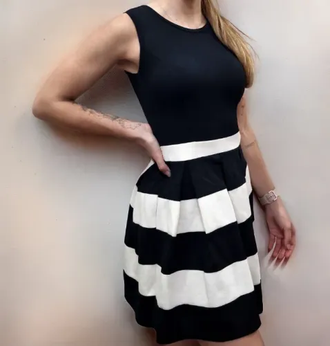 Vestido Rodado Navy e Branco Estruturado (Tecido Pesado)