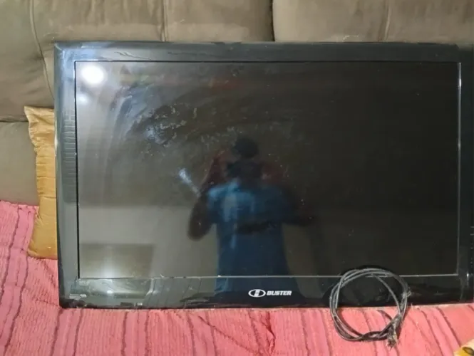 TV Buster LCD funcionando imagem - ideal para retirada de peças
