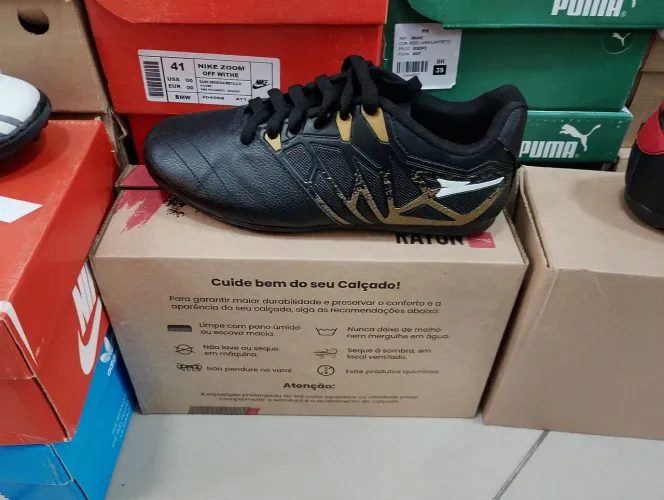 Chuteira Premium em Couro Superior - Alta Performance e Controle (Preto/Dourado)