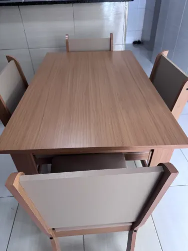 Mesa com 4 cadeiras 2 meses de uso