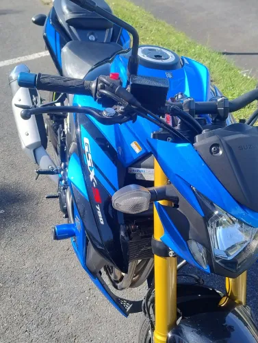 Suzuki gsxs 750