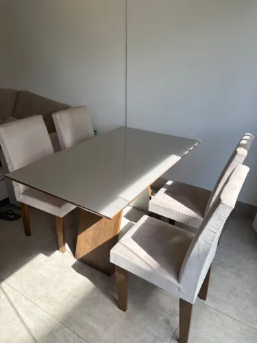 Mesa de jantar com cadeiras