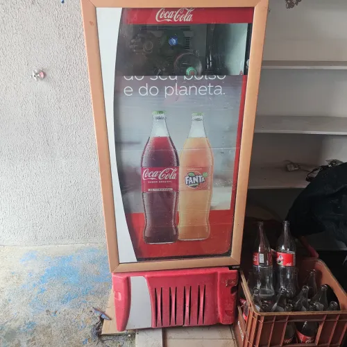 Vendo fizer vertical expositor da Coca-Cola 500 reais falta o gás mais ta funcionando