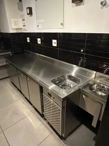 Bancada refrigerada com pia, 2,51 × 0,67 × 0,89 m