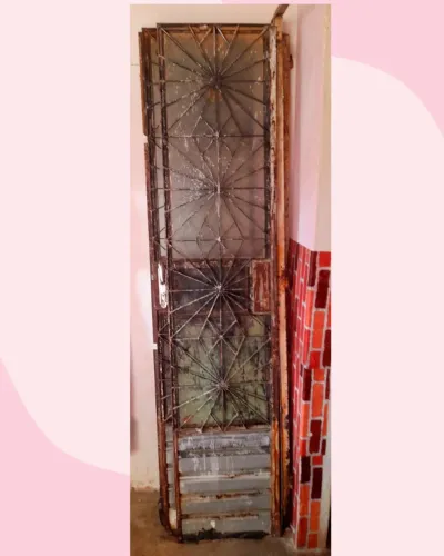 Porta de ferro dividida em 2 partes