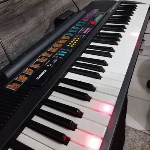 Teclado Casio CTK-520L Key Lighting System Modelo estudantil