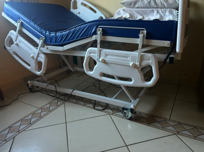 Cama hospitalar com regulagem elétrica