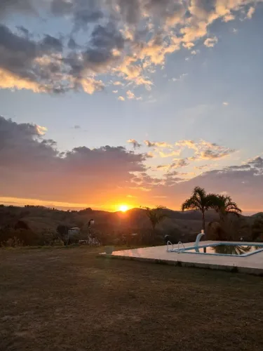 Excelente chácara com bela vista em Antônio Rocha, com casa mobiliada.