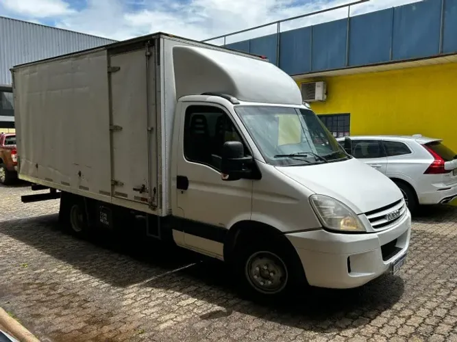 Iveco Daily com Baú de Alumínio 2011 Branco bem conservado 