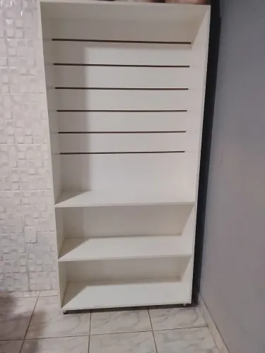 Armário canaletado para loja em mdf