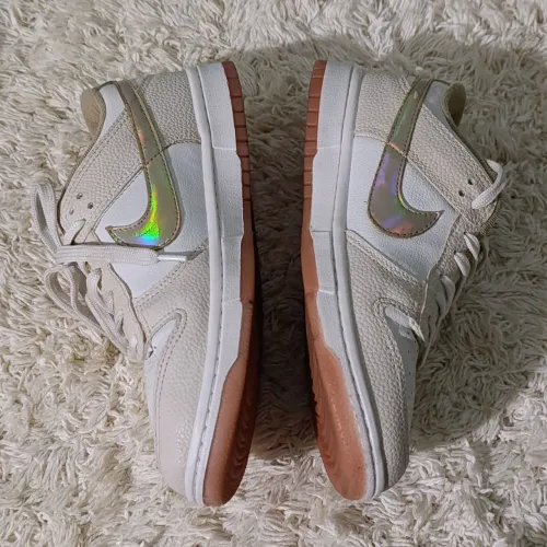 Tênis Nike Dunk Low Bege Dourado Metálico SB Sub Pou