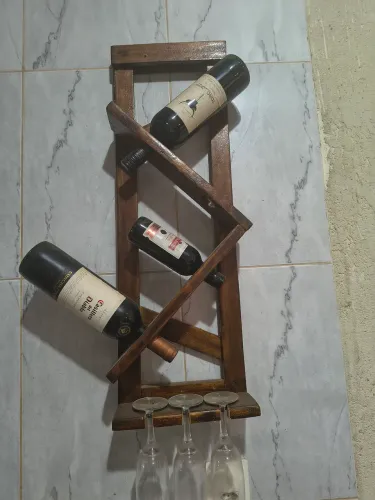 Bar rústico, e porta vinho.