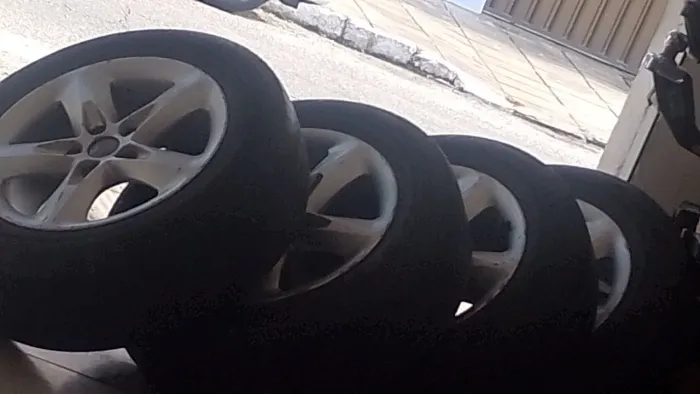 Jogo de rodas 16 Ford 5 furos 5×108, com pneus bons, perfil 205/60R16