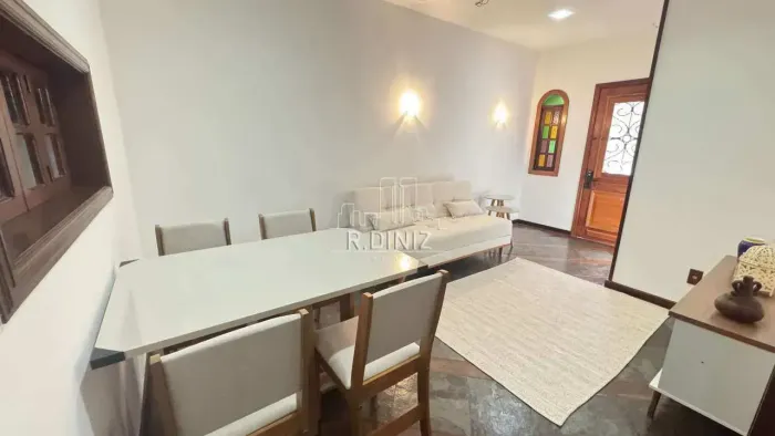 Casa de Vila Linear. Quarto e sala.