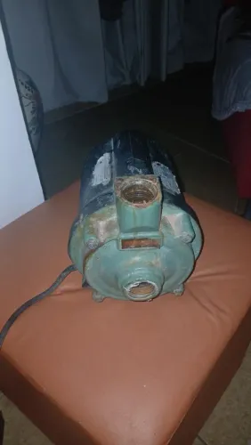 bomba d'água centrífuga da marca Schneider, modelo CR-2010.