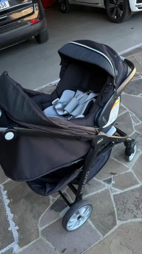 Carinho de bebê e bebê conforto