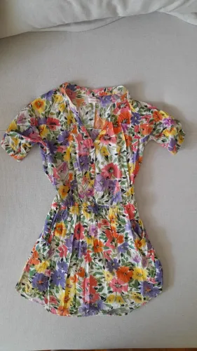 Vestido floral, detalhes em botão.