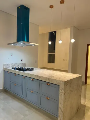 Casa de condomínio sobrado para aluguel com 296 metros quadrados com 4 quartos