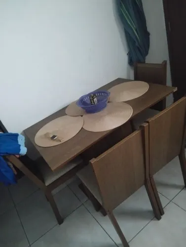 Mesa e cadeiras
