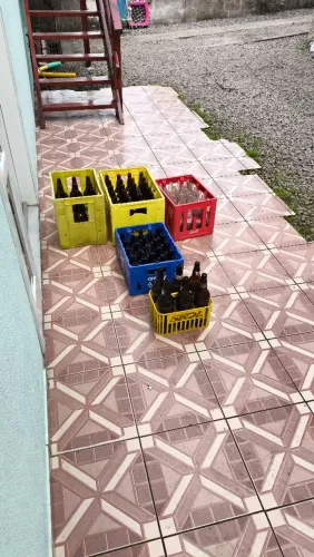 Vendo engradado plástico com garrafas, litros e KS