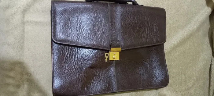 Vende-se essa Pasta executiva de mão em couro legítimo,com chave,super conservada 