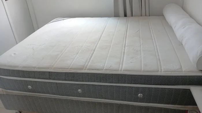 Cama Queen conservada 