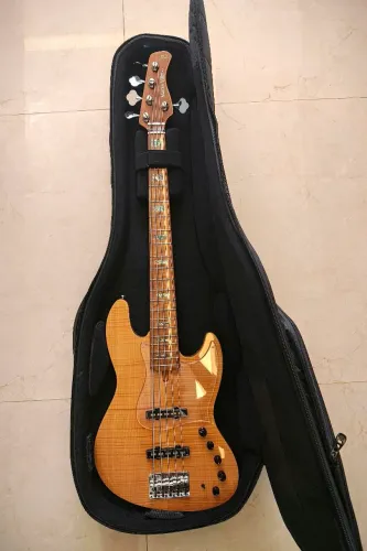 Baixo Sire V10 5 cordas