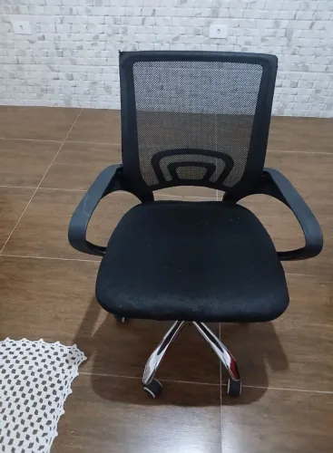 Vendo linda cadeira de escritório, porém falta comprar uma rodinha.