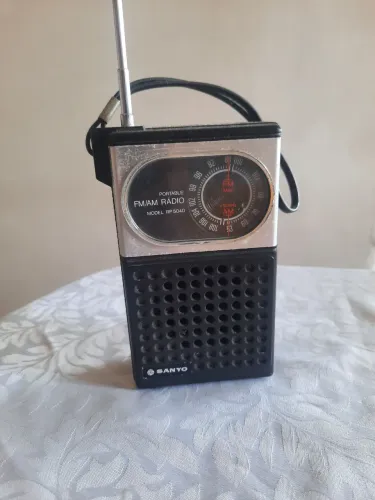 rádio portátil Sanyo RP5040 clássico