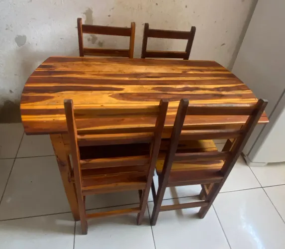 Mesa de madeira com 4 cadeiras
