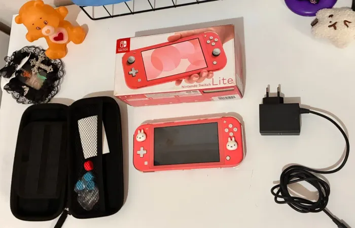 Nintendo Switch Lite Coral + Case + Grips