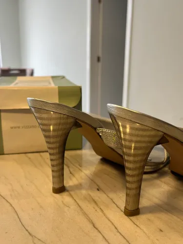 Salto prata com detalhe em lantejoulas 
