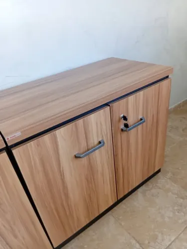 Armário de Escritório Baixo Gebb Work (2 Portas com Chave) - Amadeirado e Preto