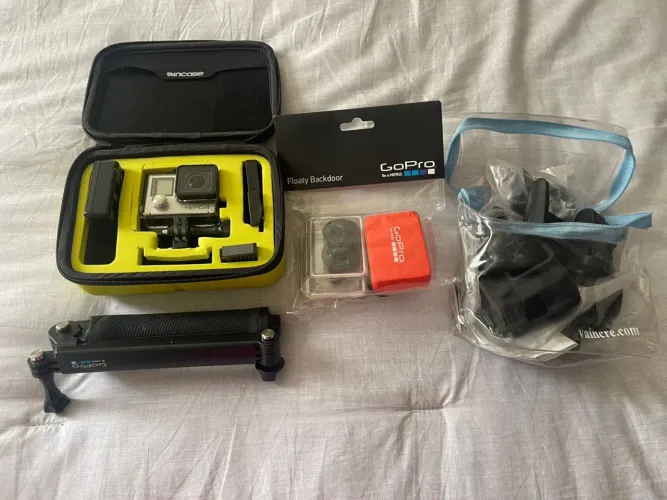 GoPro Hero 4 com vários acessórios (case, baterias, bastão, suportes).
