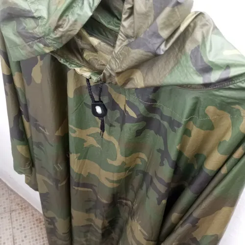 Poncho Impermeável Camuflado Estilo Woodland