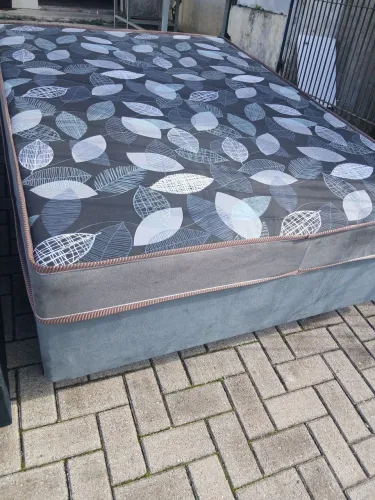 Cama de casal nova, com pezinhos de madeira