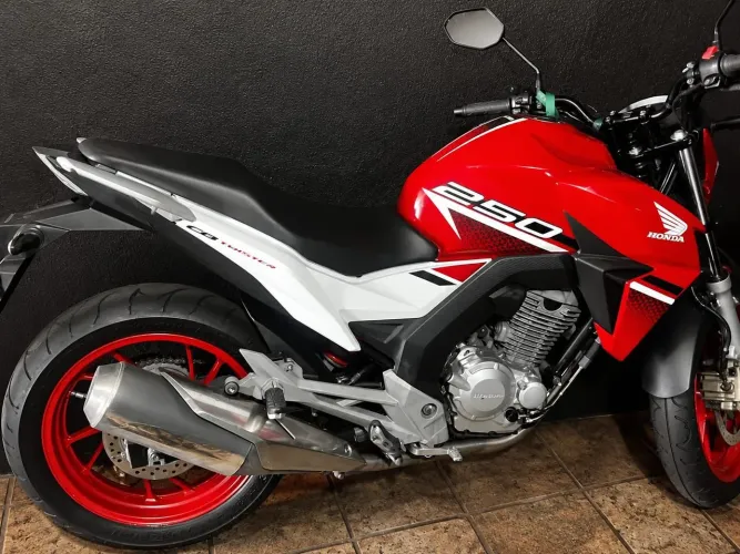 VENDO MOTO TWISTER 250 2022 BAIXA QUILOMETRAGEM