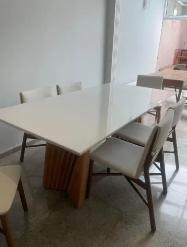Mesa com tampa de vidro 8 lugares