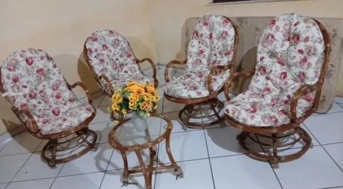 Vendo jogo de cadeira lindíssimo excelente giratória com Centro e almofadas um luxo?
