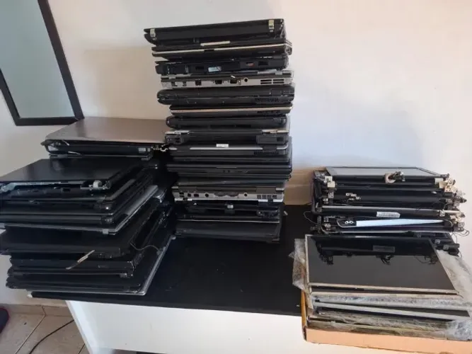 carcaças de notebook, teclados, baterias, telas, fontes.