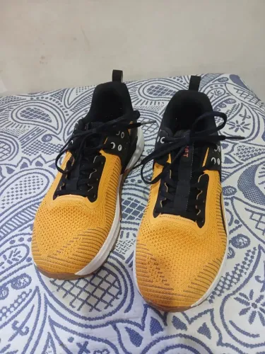 tênis Under Armour TriBase Lift laranja com detalhes em preto.