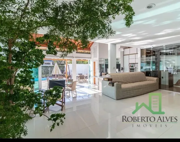 Casa com Piscina em Jurerê: Conforto e Tranquilidade a Poucos Metros do Mar